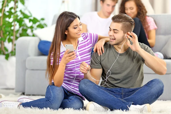 Teenager couple listening to music — Stock Photo, Image