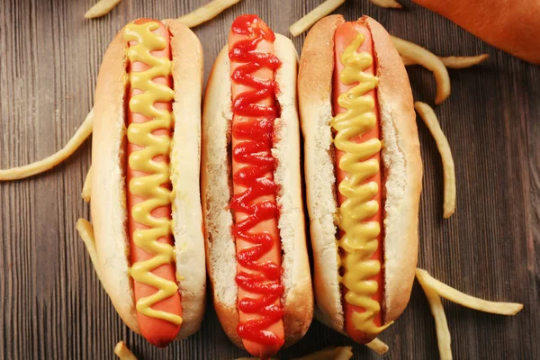 Hot-dogi i smażonymi ziemniakami — Zdjęcie stockowe