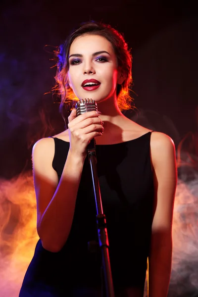노래 하는 젊은 아름 다운 여자 — 스톡 사진