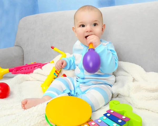 Roztomilé dítě s hračkami — Stock fotografie