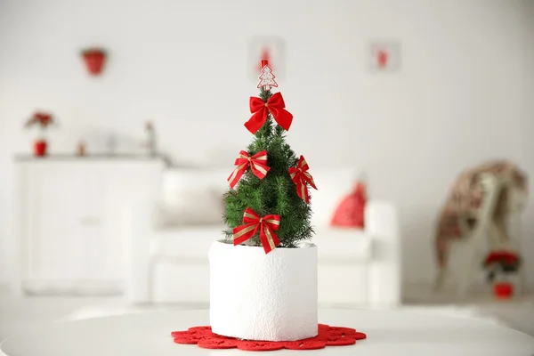 Kleiner geschmückter Weihnachtsbaum — Stockfoto