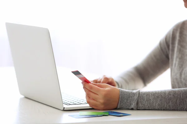 E-handel koncept. Kvinna med kreditkort och laptop, närbild — Stockfoto