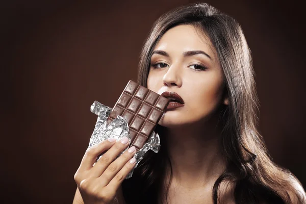 Aantrekkelijke jonge vrouw met chocolade — Stockfoto