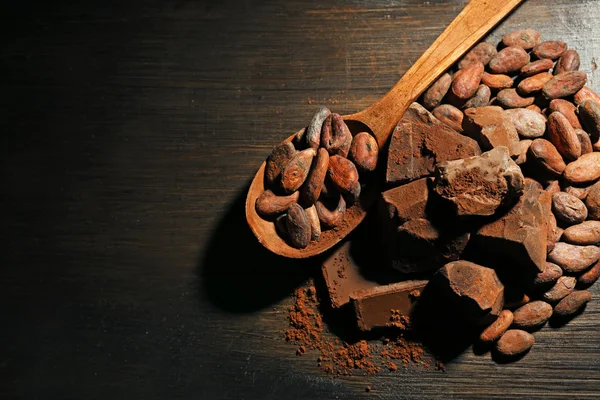 Lepel met aromatische cacao en chocolade — Stockfoto