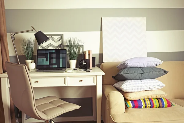 Workplace with table, lamp and laptop in living room — Stock Photo, Image