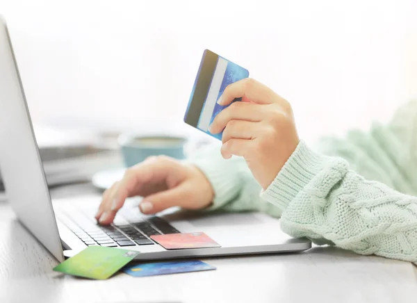 Concept de commerce électronique. Femme avec carte de crédit, ordinateur portable et tasse de café, gros plan — Photo