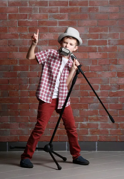 Kleine jongen zingen — Stockfoto