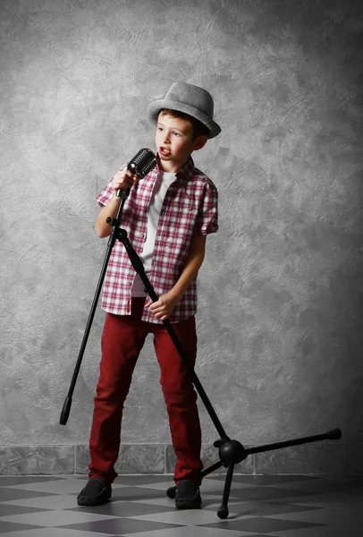 Kleine jongen zingen — Stockfoto