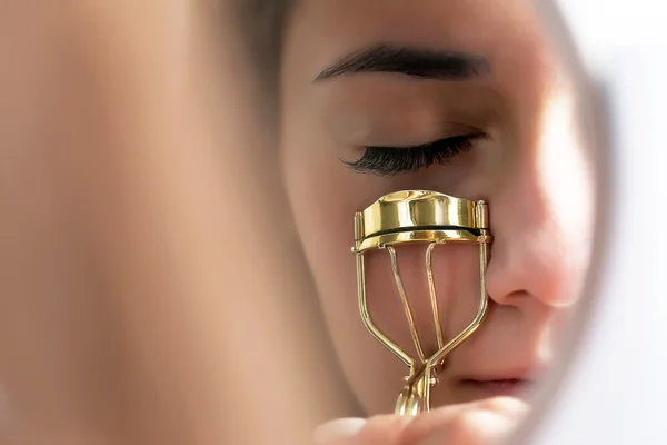 Woman corrects eyelashes — Stock Photo, Image