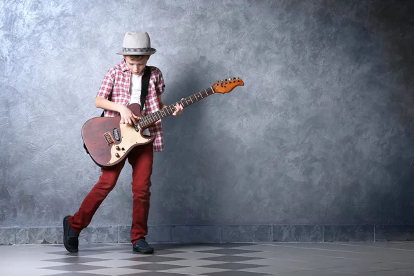 Garçon jouer de la guitare — Photo