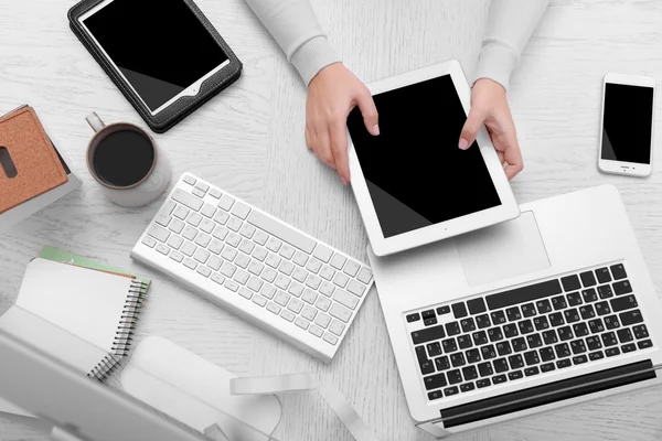 Concepto de uso de la electrónica . — Foto de Stock