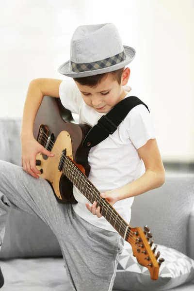 मुलगा गिटार खेळत — स्टॉक फोटो, इमेज