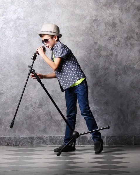 Menino cantando — Fotografia de Stock