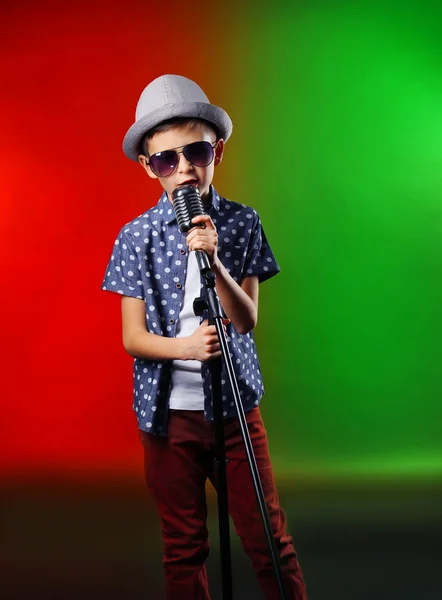 Niño pequeño cantando —  Fotos de Stock