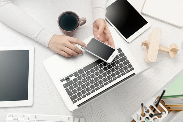 Concepto de uso de la electrónica . — Foto de Stock