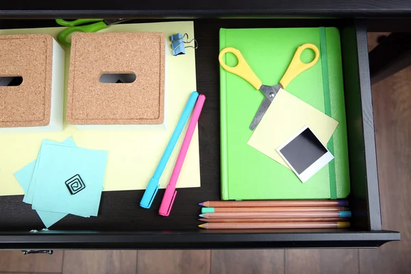 Papelería en cajón de escritorio abierto —  Fotos de Stock