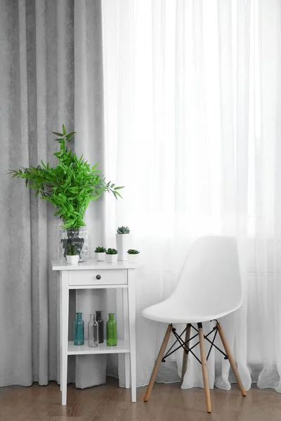 Mesa blanca con planta verde — Foto de Stock