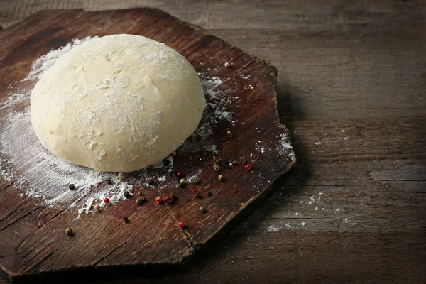Fresh prepared dough on a wooden board, close up — Stock Photo, Image