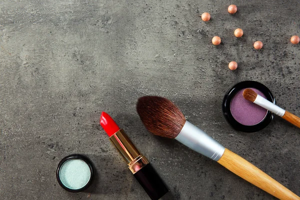 Pinceles de maquillaje y cosméticos — Foto de Stock