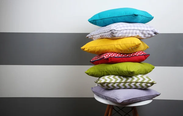 Almohadas de colores en la silla —  Fotos de Stock
