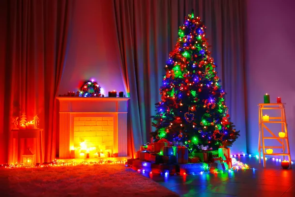 Vánoční strom u krbu — Stock fotografie