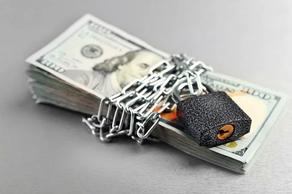 Валюта доллара с замком и цепью — стоковое фото