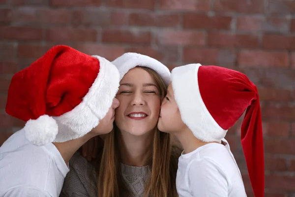 Happy Cousins Brick Wall Background — Stock Photo, Image