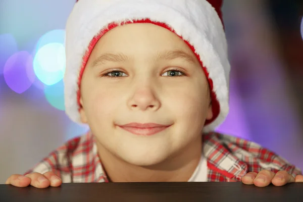 Menino alegre em chapéu de Santa — Fotografia de Stock