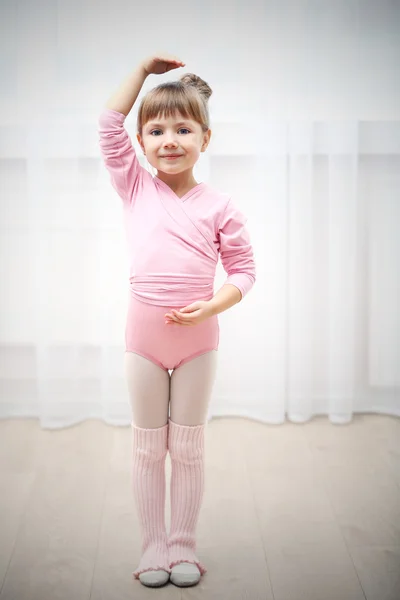 Bonito menina no rosa leotard — Fotografia de Stock