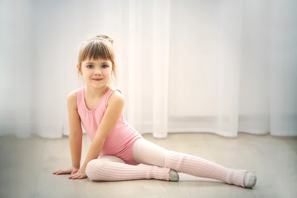 Schattig meisje in roze leotard — Stockfoto