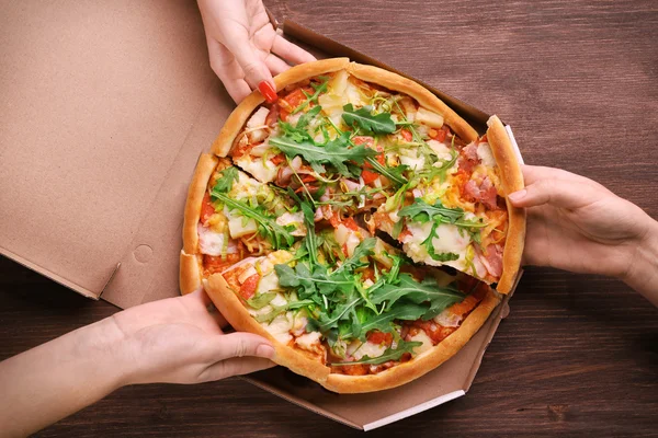 La gente se pone manos con pizza en rodajas —  Fotos de Stock