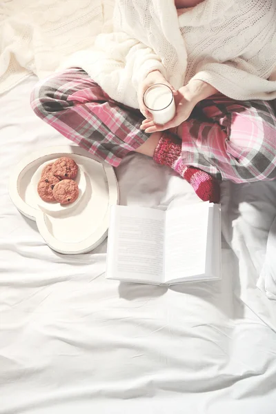책을 읽고 잠 옷에 있는 여자 — 스톡 사진