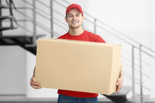 Człowiek posiadający pudełko kartonowe — Zdjęcie stockowe