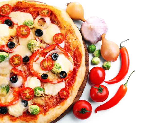 Pizza deliciosa com queijo e legumes isolados em branco — Fotografia de Stock