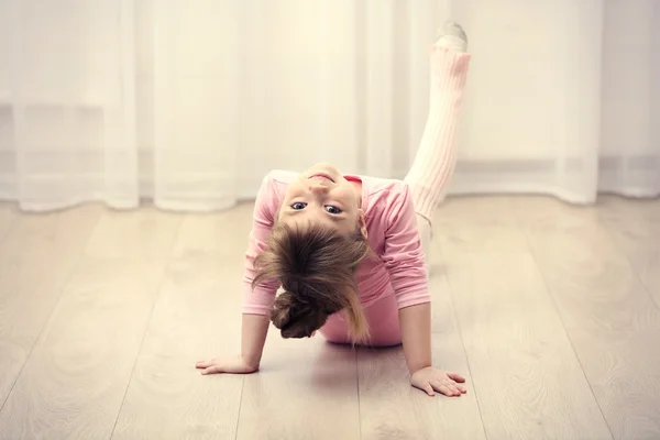 Dance studio yeni bale hareketi yapma pembe tek parça streç Giysi, küçük şirin kız — Stok fotoğraf