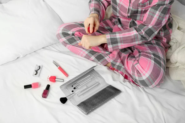 Mujer aplicando maquillaje — Foto de Stock