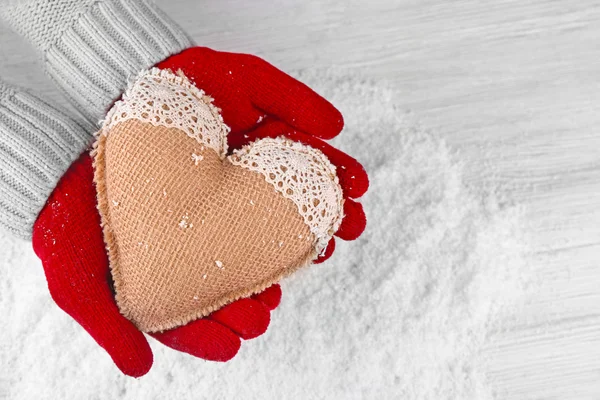 Manos en guantes rojos cálidos — Foto de Stock