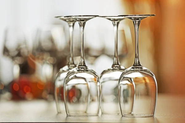 Пустые бокалы для вина на столе — стоковое фото