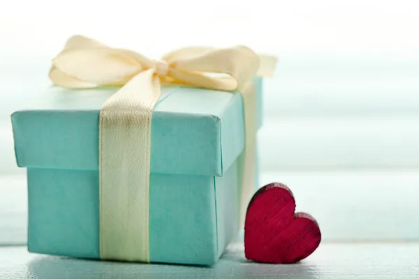 Подарочная коробка и декоративное сердце — стоковое фото