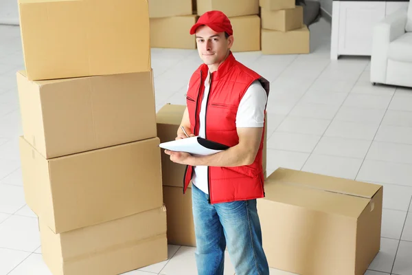 Postbode in rode jas — Stockfoto