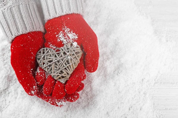 Руки в теплих червоних рукавичках — стокове фото