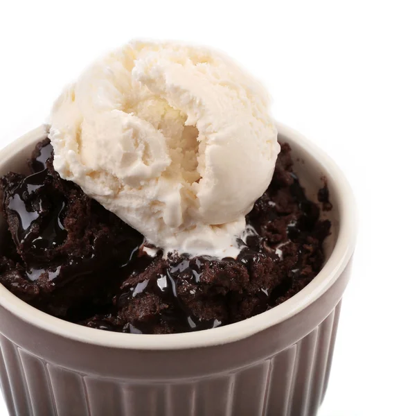 Bolo de lava de chocolate com sorvete, isolado em branco — Fotografia de Stock