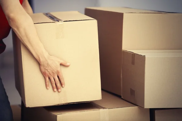 Caja de cartón de retención de hombre — Foto de Stock