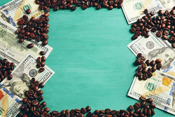 Kaffebønner og sedler i amerikanske dollar - Stock-foto