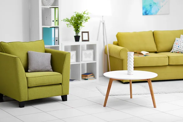 Интерьер гостиной с зеленой мебелью — стоковое фото