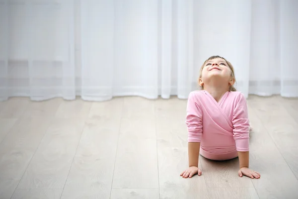 Bonito menina no rosa leotard — Fotografia de Stock