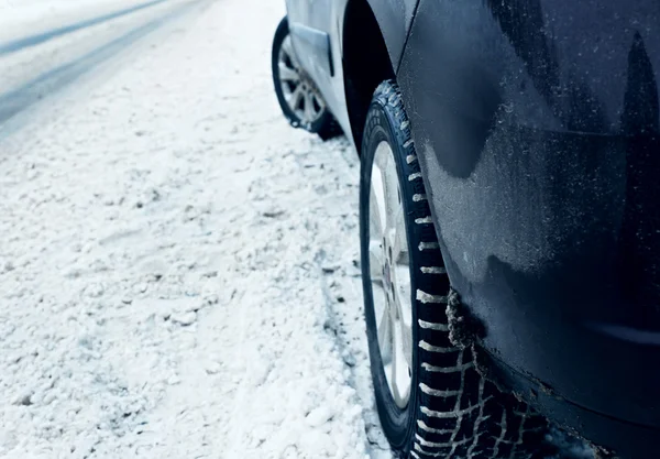 Зимние шины в снегу — стоковое фото