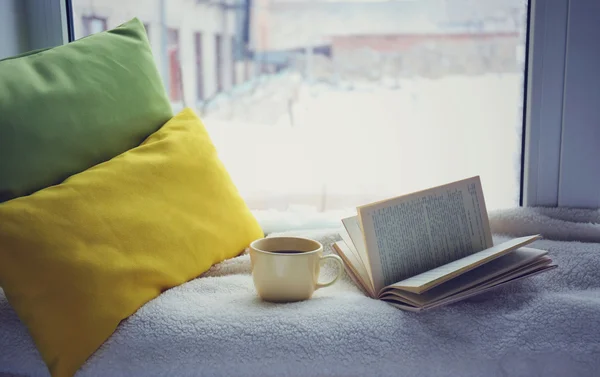 Tasse Tee, Buch und warme Decke — Stockfoto