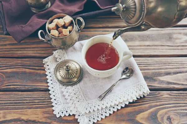 Tee in die Tasse gießen — Stockfoto