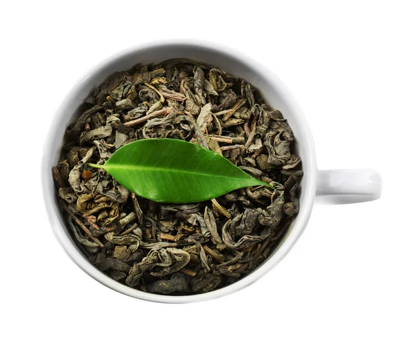 Taza con té seco y hoja verde, aislado en blanco — Foto de Stock